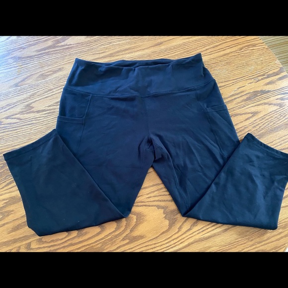 Capri Leggings with Pockets for Phone - Picture 3 of 9